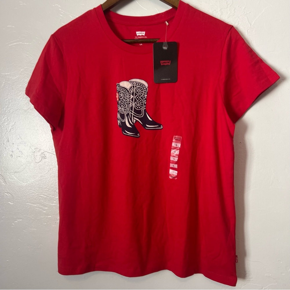 NWT Levi's Red Tee features graphic of Cowgirl Boots Western Size Large